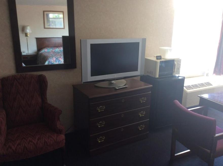 Queen Room at Economy Inn, photo 4