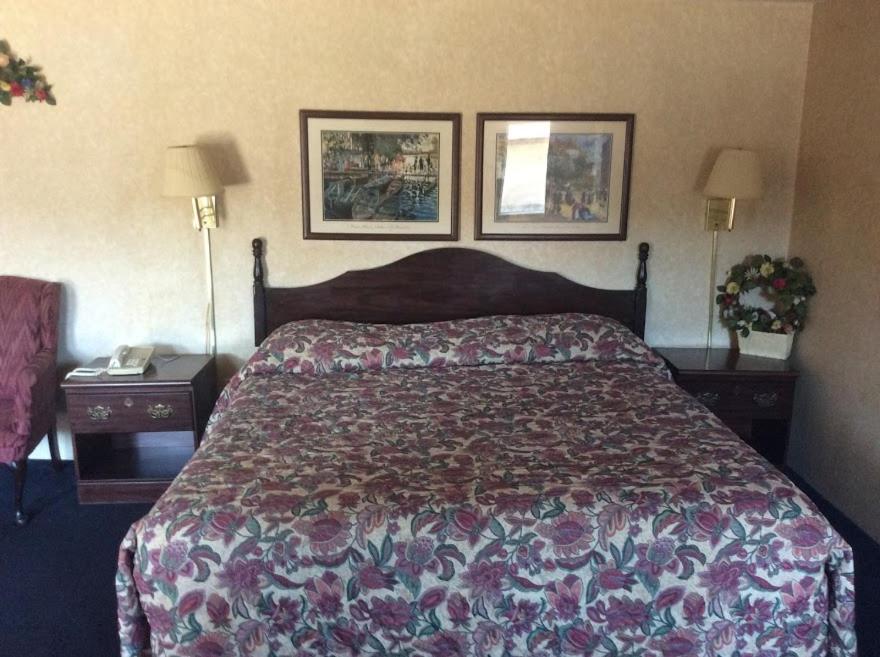 Queen Room at Economy Inn, photo 3